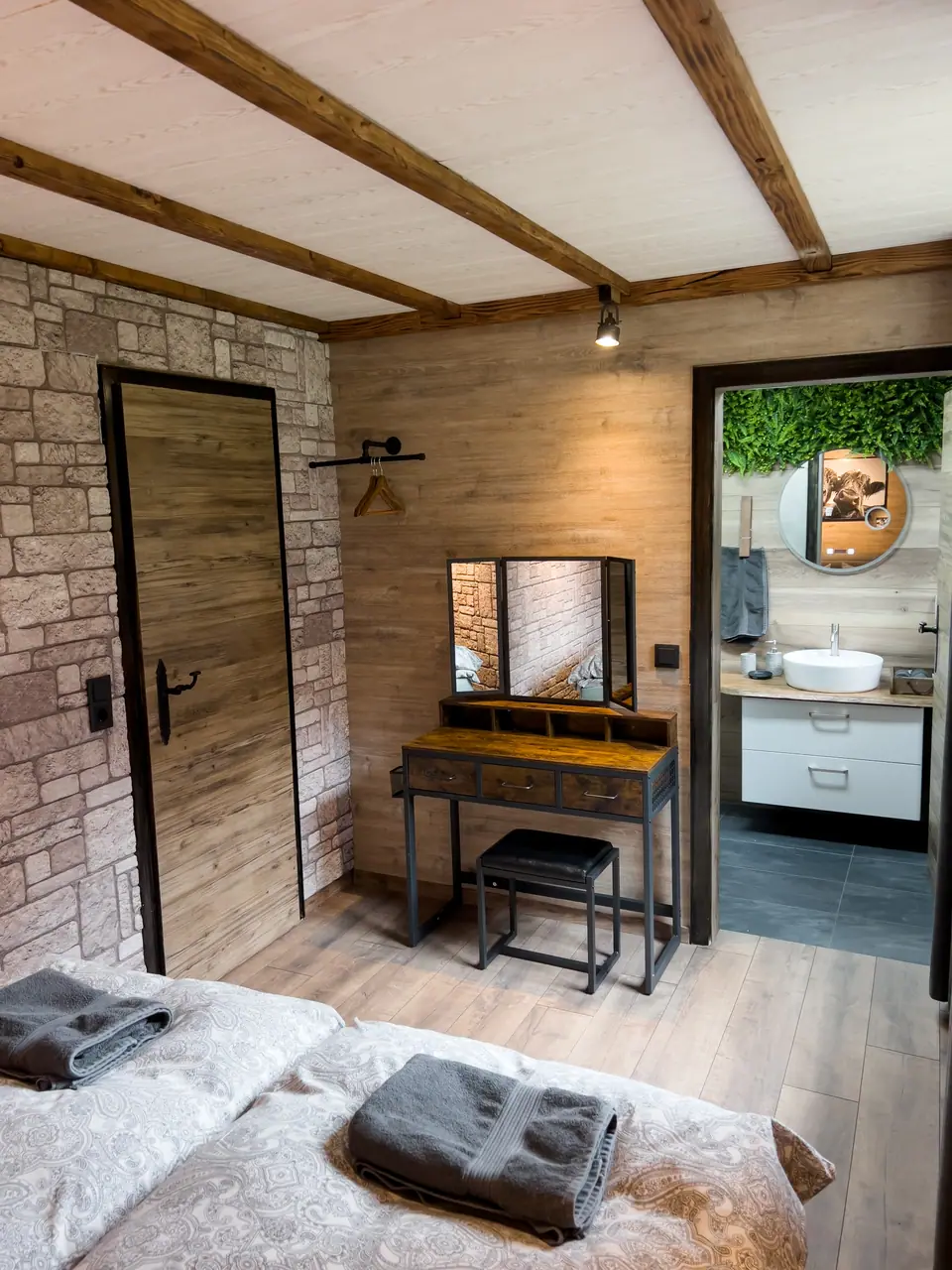 Bedroom with dressing table and view into the bathroom