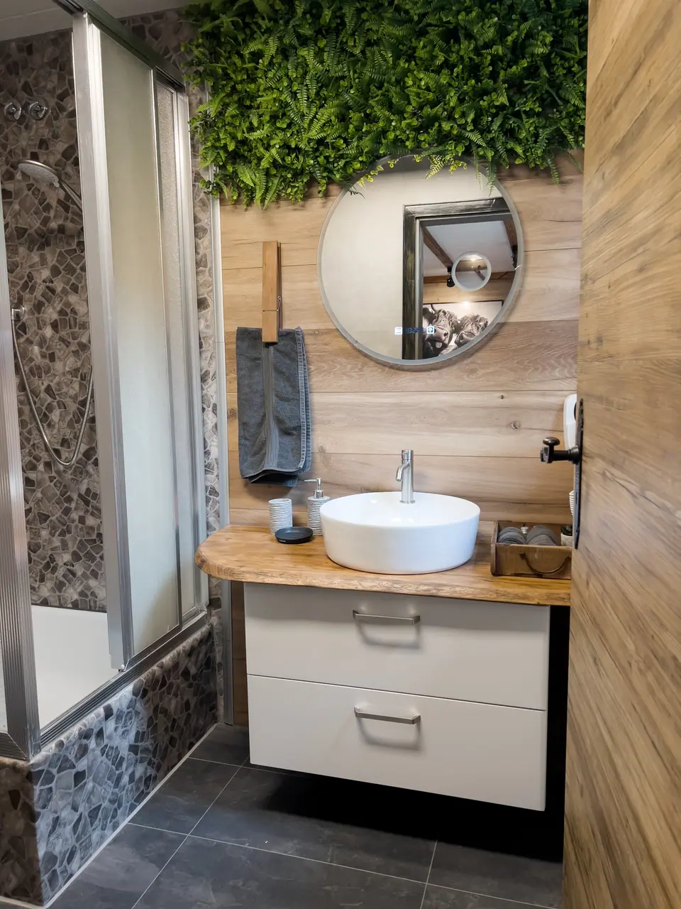Bathroom with moss wall and round mirror