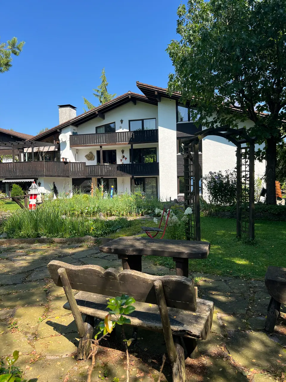 Das Haus im Allgäuer Landhausstil mit Garten und Teich
