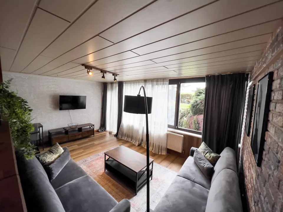 Wohnbereich mit zwei Sofas und großem Fenster