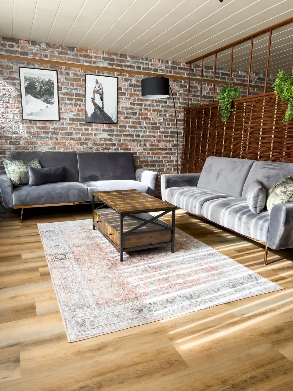 Sofas vor der roten Backsteinwand