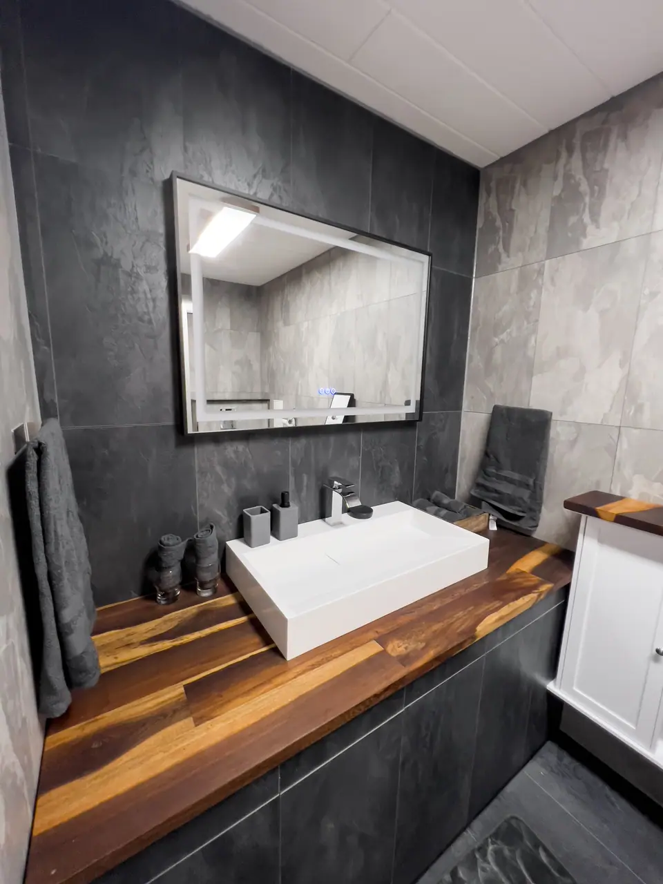 Badezimmer mit großem Spiegel