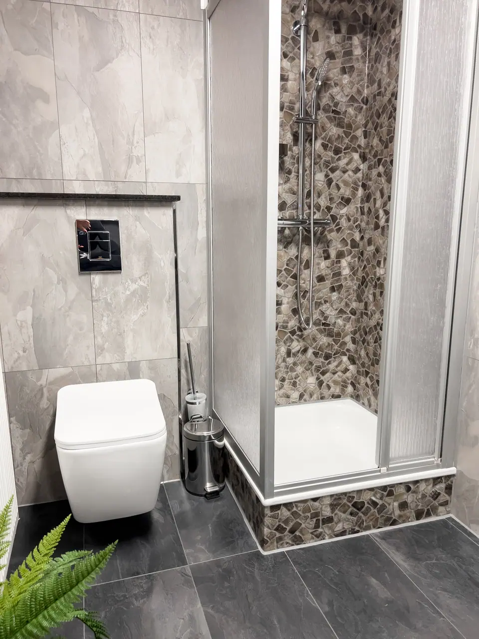 Dusche mit Steinmosaik