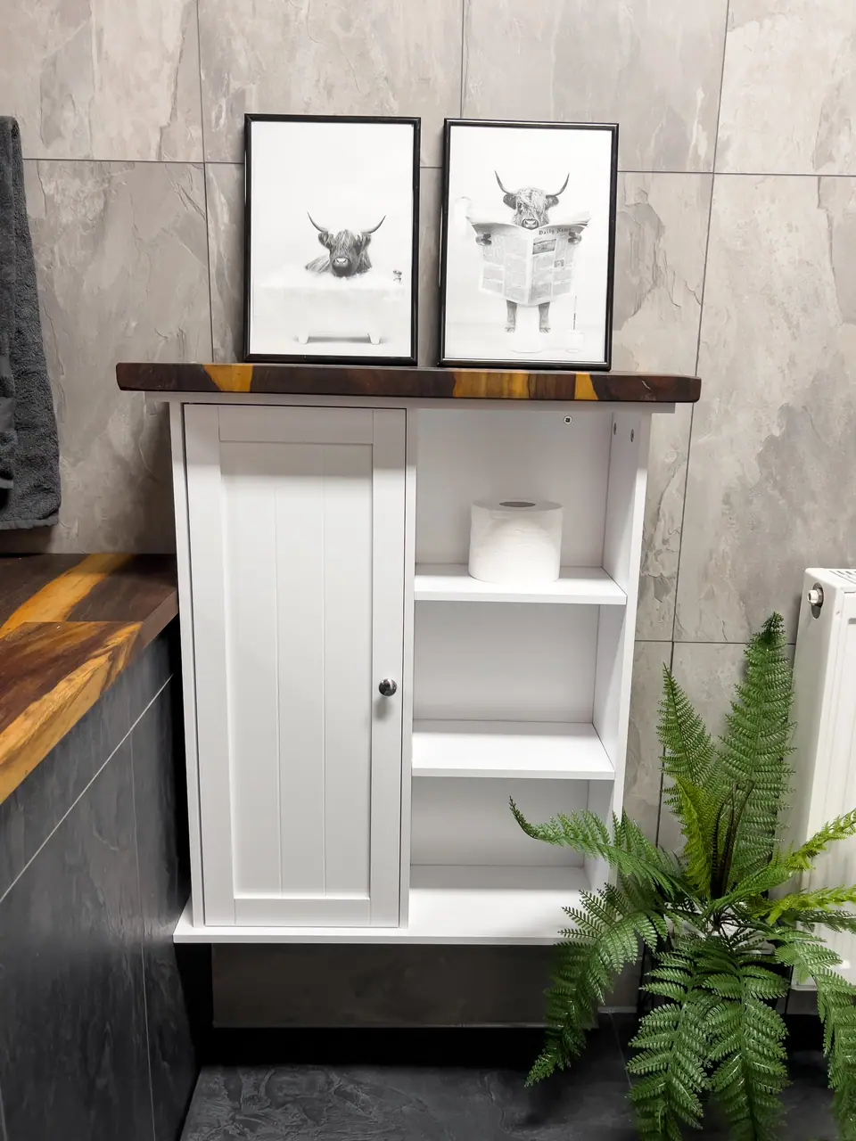 Badezimmer mit Farn und Holzablage