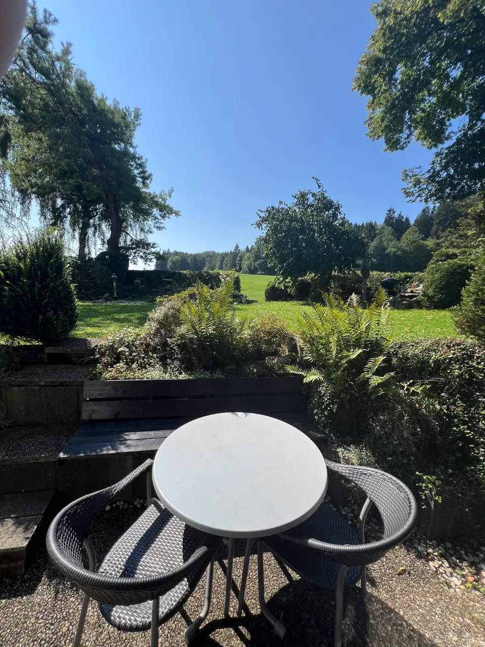 Terrasse mit Blick auf Wiese und Wald